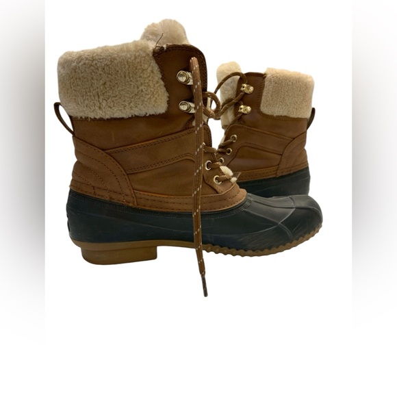 Tommy Hilfiger Rain Duck boot size Medium. Boot good for rain or snow - Picture 4 of 12